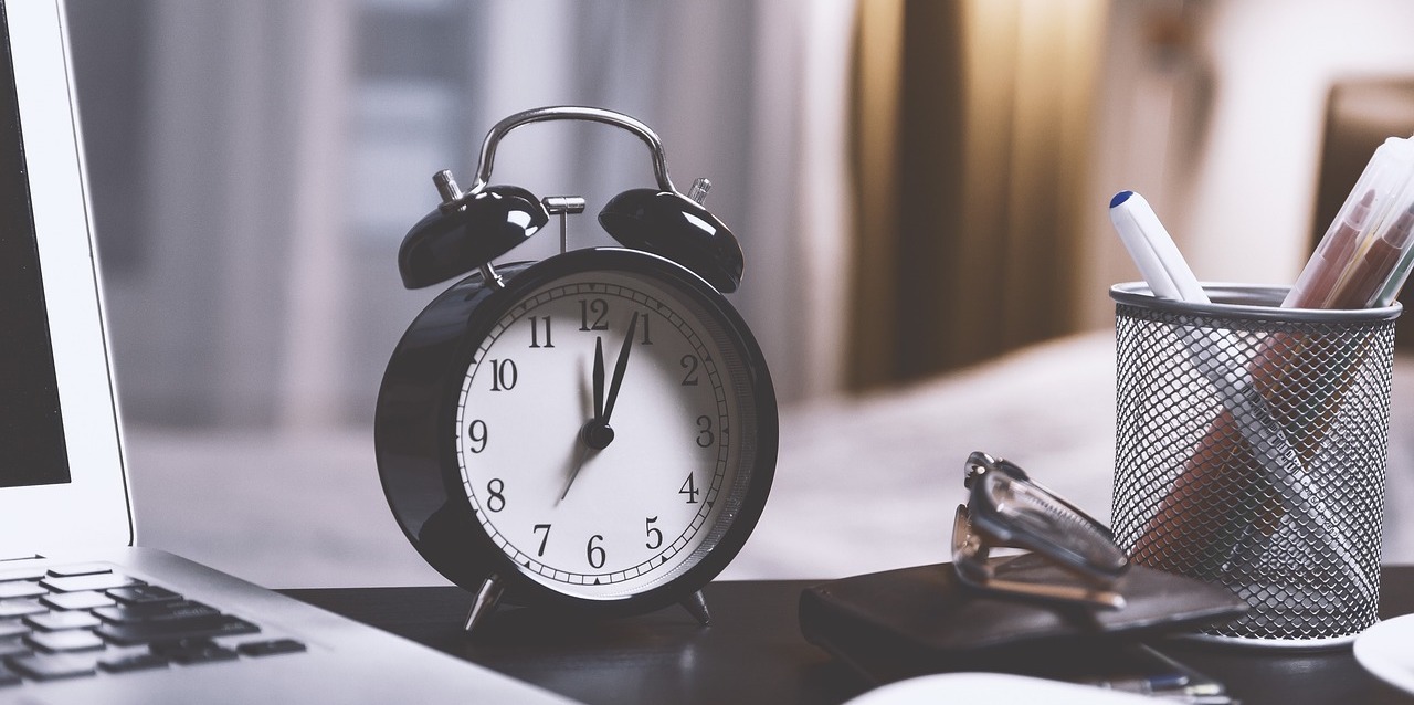 black-alarm-clock-on-desk