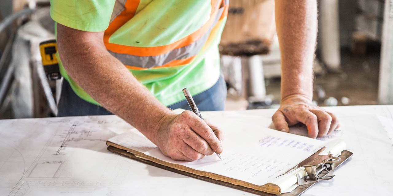 builder-conducting-inspection-with-checklist