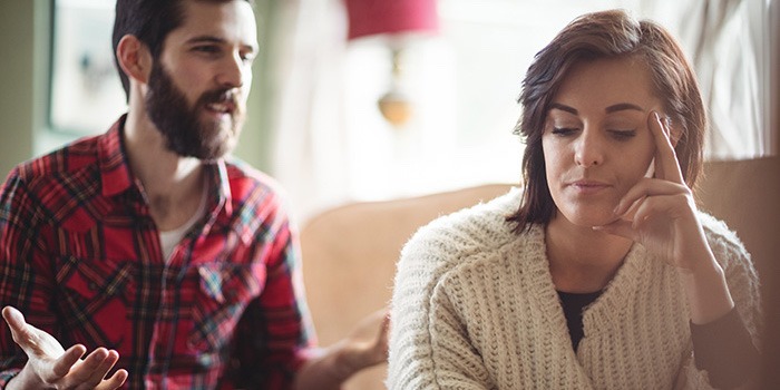 couple-arguing-on-sofa-woman-with-head-in-hands-divorce